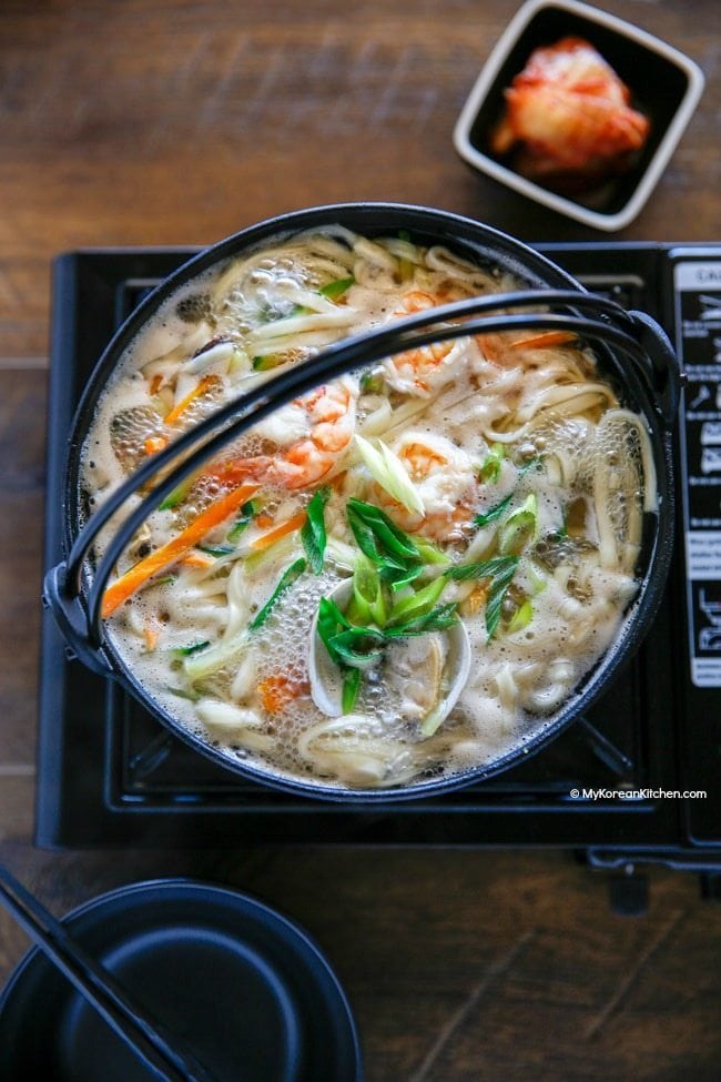 Bát Kalguksu hải sản nóng hổi, hấp dẫn