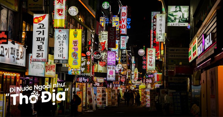 Người mặc Hanbok ở Hanok Bukchon hoặc cung điện