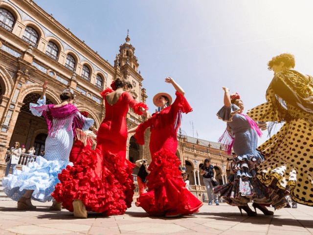 Một vũ công flamenco trong trang phục truyền thống đầy màu sắc