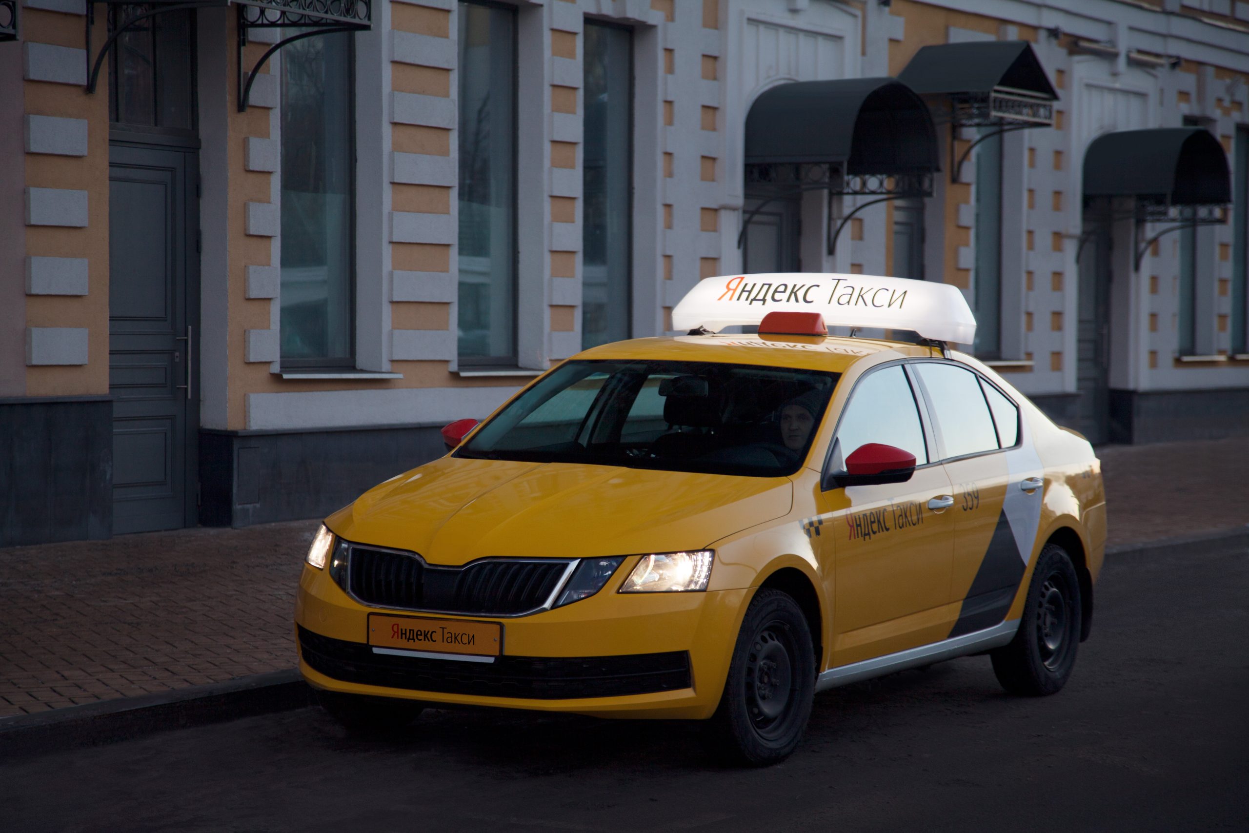 Một chiếc taxi Yandex trên đường phố Moscow