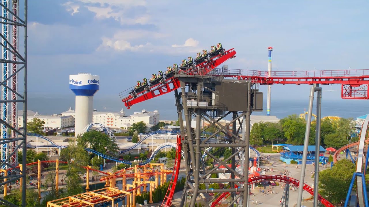 Toàn cảnh một tàu lượn siêu tốc đang lao vút trên không trung tại Cedar Point