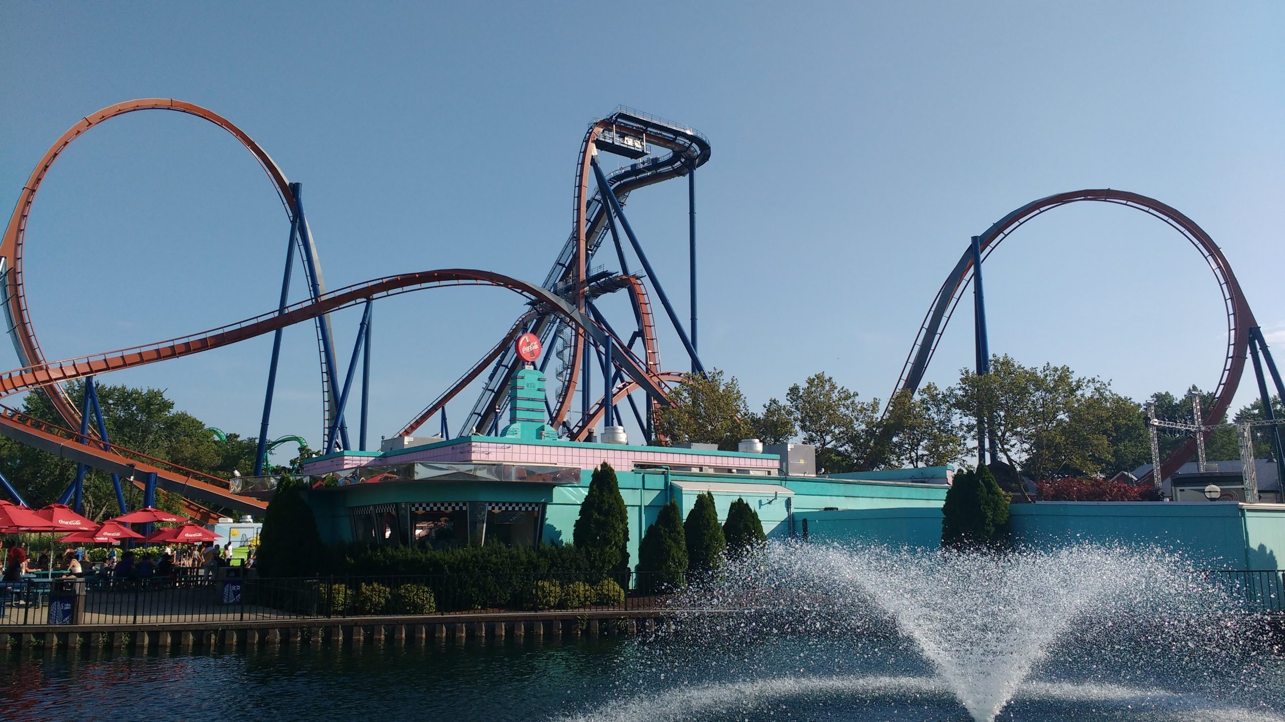 Tàu lượn Valravn Dive Coaster với đoạn dốc thẳng đứng đặc trưng