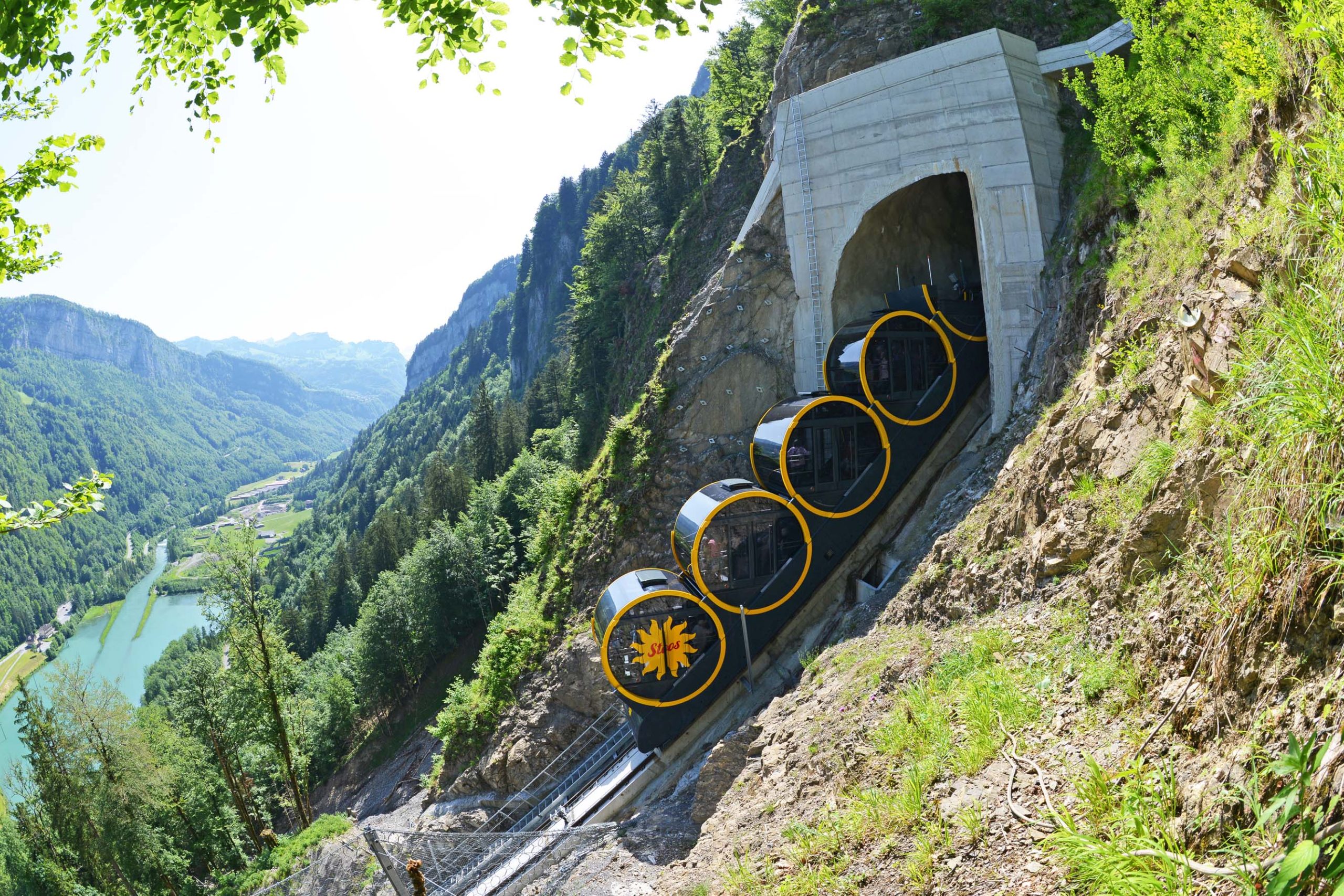 Stoosbahn: Chuyến Tàu Lên Thiên Đường Thụy Sĩ Dốc Nhất Thế Giới!