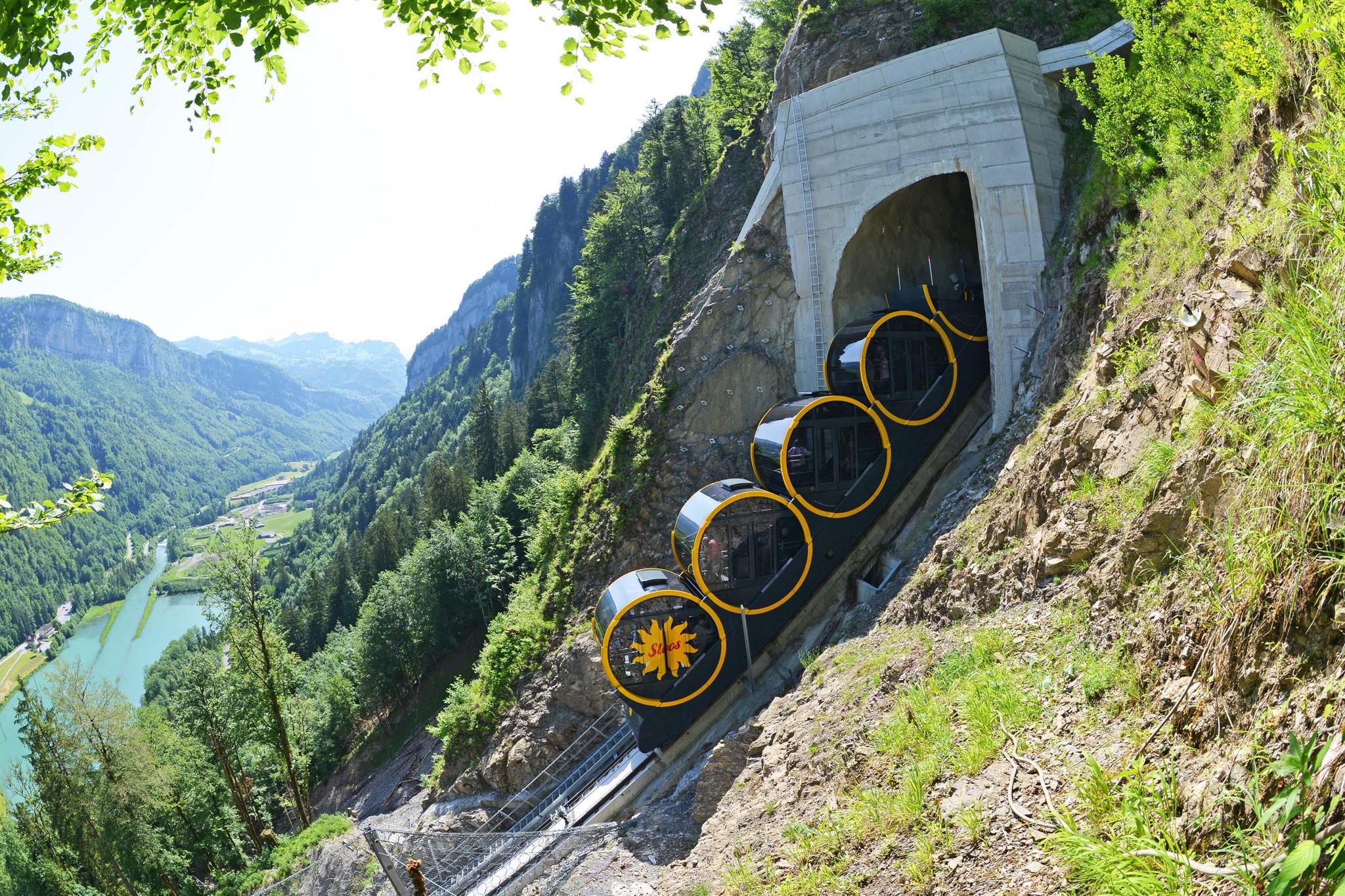 Bên trong cabin xoay của Stoosbahn