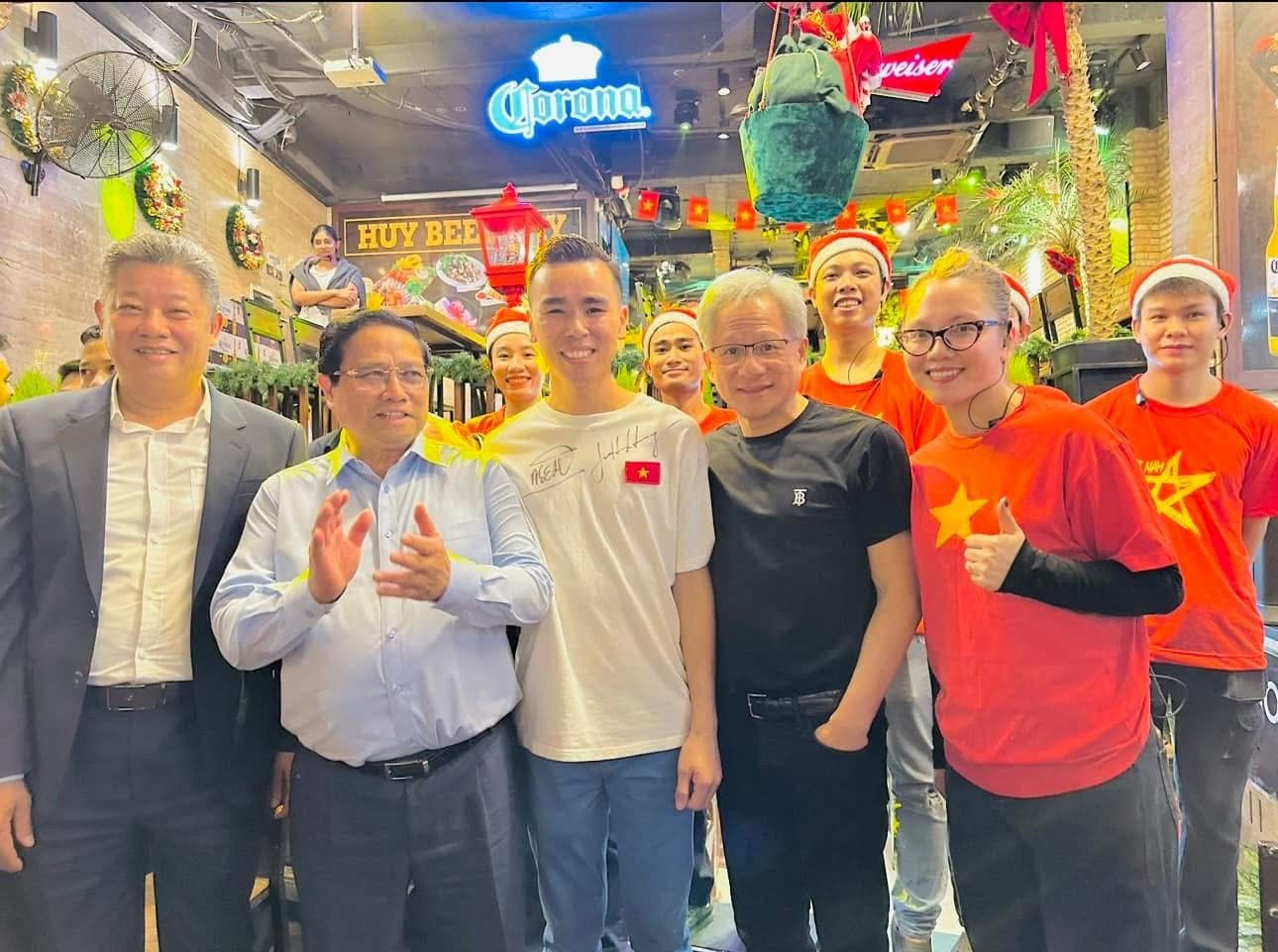 Thủ tướng Phạm Minh Chính và CEO Jensen Huang thưởng thức bia hơi tại Tạ Hiện