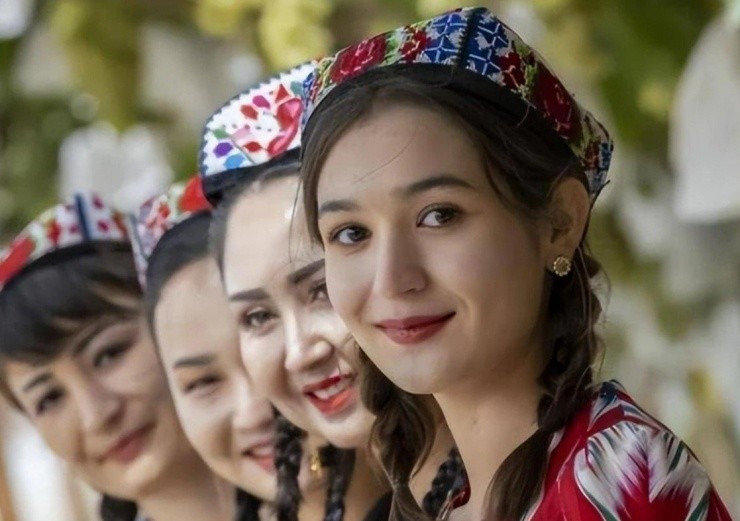Tân Cương: Hành Trình Huyền Bí Qua Vùng Đất Diệu Kỳ – Từ Thảo Nguyên Xanh Đến Những Chợ Đầy Màu Sắc!