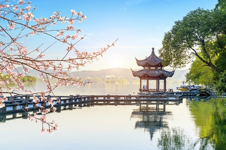 Toàn cảnh Tây Hồ từ đỉnh Tháp Lôi Phong