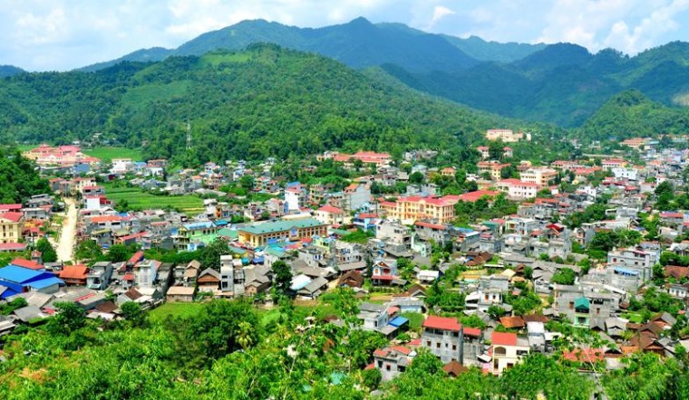 Con đường mòn dẫn vào khu vực đường hầm, hai bên là cây xanh.