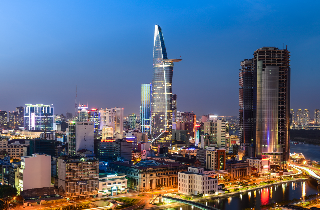 Toàn cảnh thành phố Hồ Chí Minh sôi động.