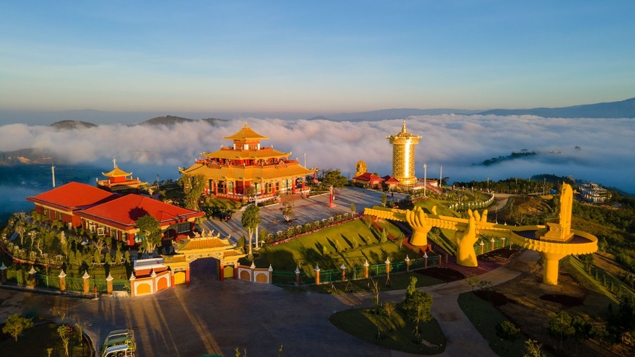 Một ngôi đền trang nghiêm, hùng vĩ, nằm giữa không gian núi rừng, gợi nhớ về Đền Bắc Lệ.