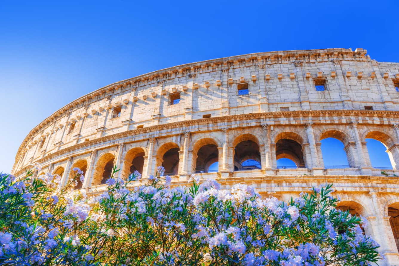 Con đường lát đá cổ kính ở Florence hoặc Rome với những tòa nhà kiến trúc độc đáo và người đi bộ