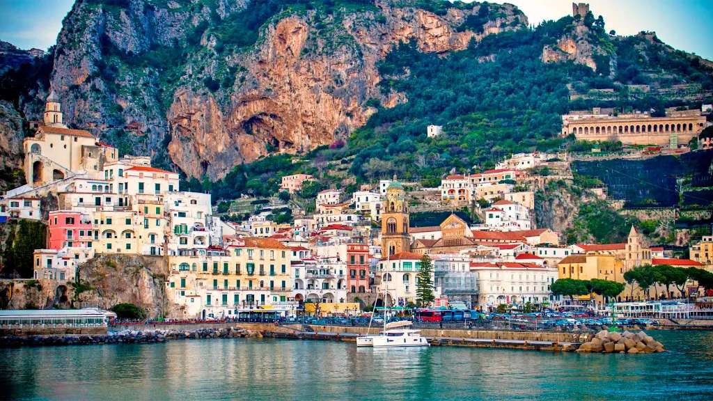 Toàn cảnh Bờ biển Amalfi với những ngôi nhà nhiều màu sắc trên vách đá, biển xanh ngọc bích và con đường ven biển uốn lượn