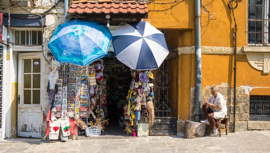 Một quầy hàng lưu niệm trên phố ở Plovdiv. Ảnh: Alamy