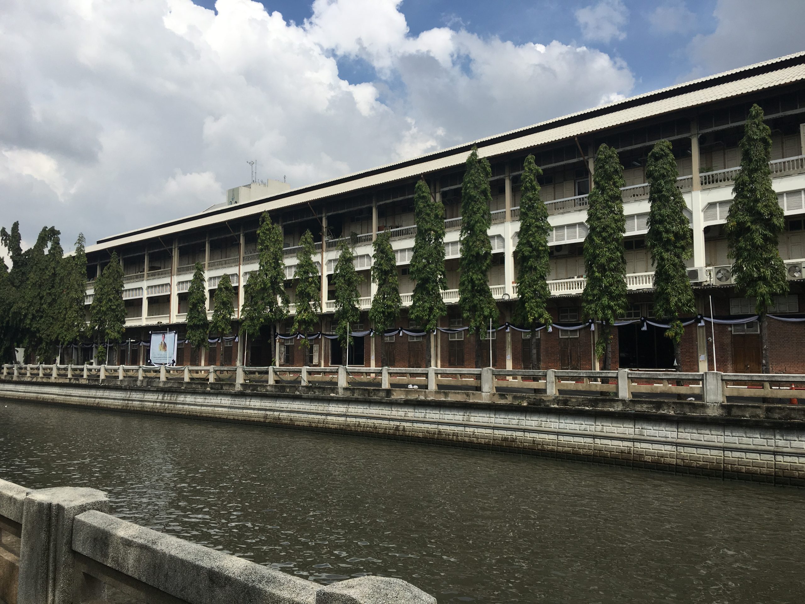 Khung cảnh yên bình hai bên bờ kênh