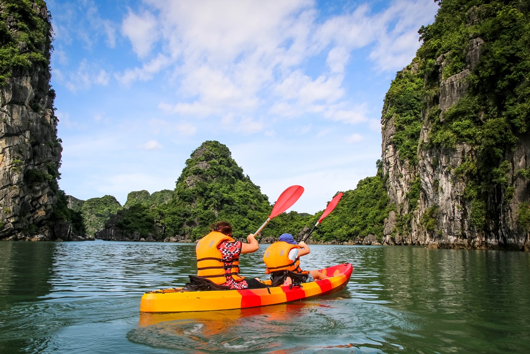Khoảnh khắc yên bình khi chèo thuyền kayak giữa làn nước xanh biếc