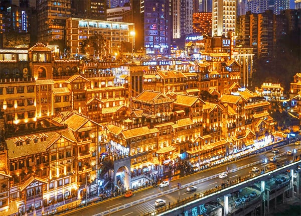 Người dân đi lại trên phố ở Trùng Khánh
