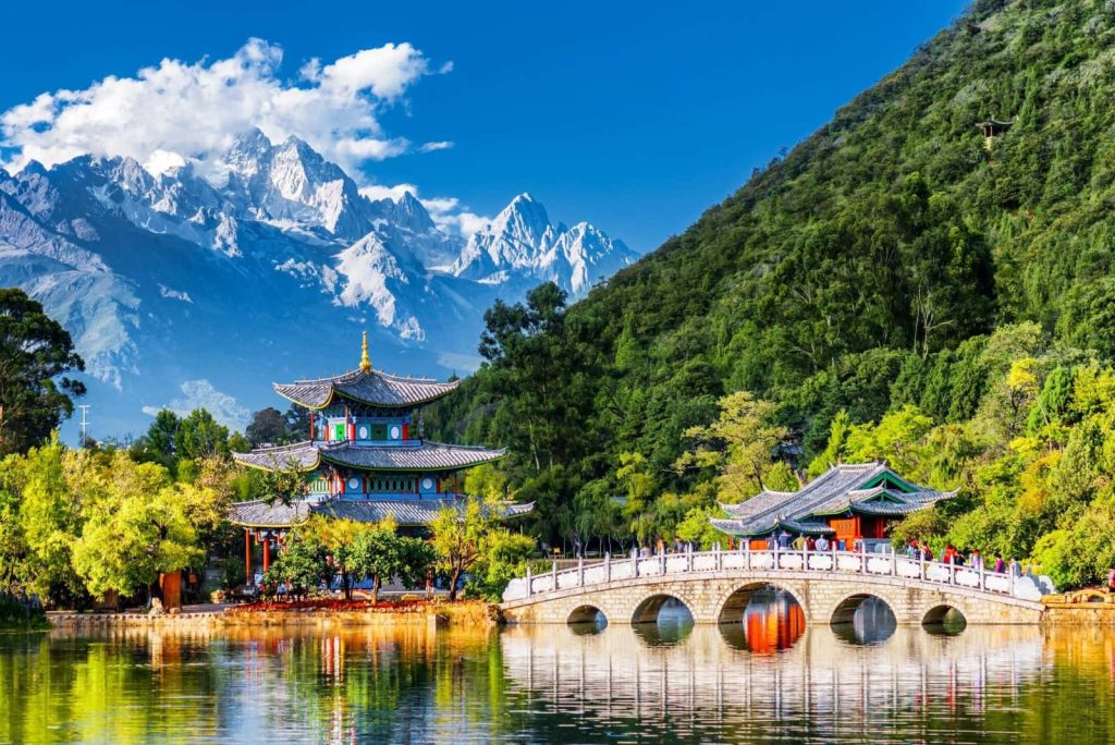 Trung Quốc Tháng 8: Nắng Hè Rực Rỡ Và Những Chuyến Phiêu Lưu Không Tưởng! 🌸