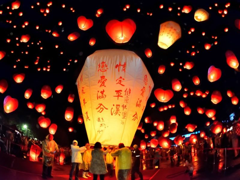 Lễ hội với đèn lồng và nghi thức truyền thống