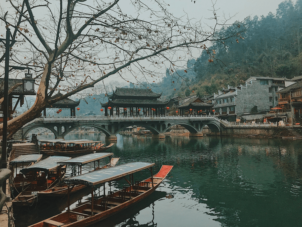 Cảnh sắc Song Kiều Câu với hồ và núi tuyết