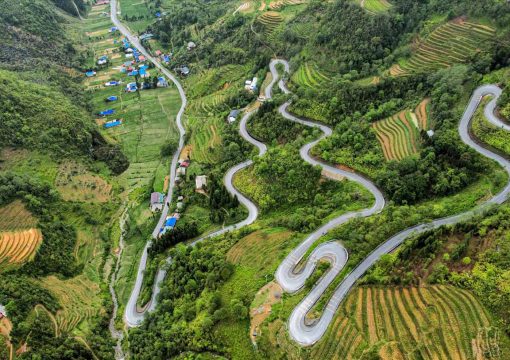 Đoàn xe máy chạy trên đèo Hà Giang