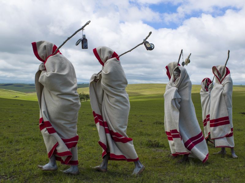 Các chàng trai Xhosa sau nghi lễ, quấn khăn truyền thống