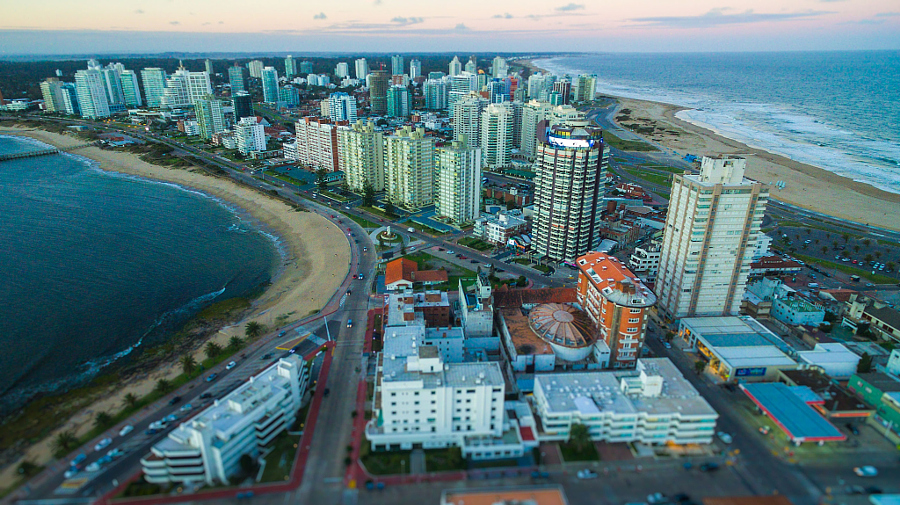 Bờ biển Punta del Este với những tòa nhà hiện đại