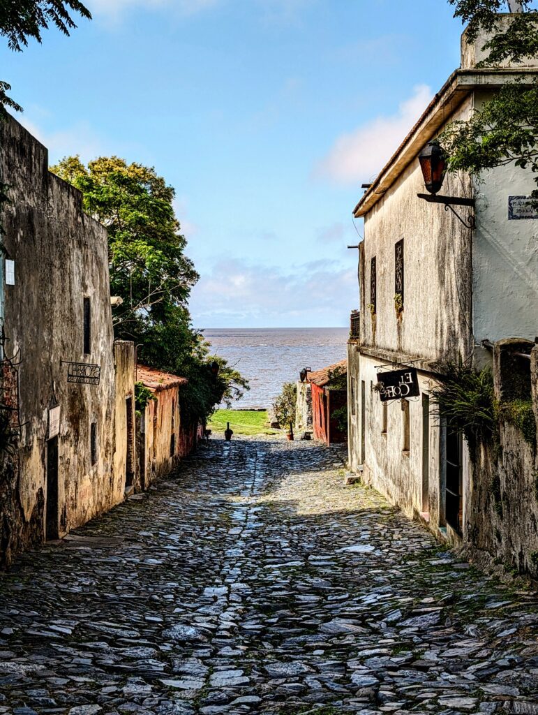 Con hẻm lát đá cổ kính ở Colonia del Sacramento
