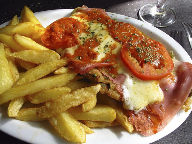 Món bánh mì Chivito hấp dẫn của Uruguay
