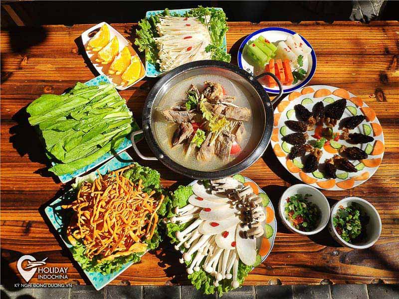 Món lẩu sườn heo địa phương