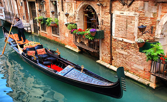 Những con kênh nhỏ và kiến trúc cổ kính ở Venice