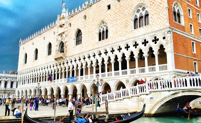 Cung điện Doge's Palace nhìn từ bên ngoài