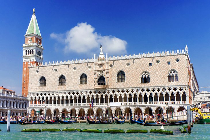 Cung điện Doge's Palace nhìn ra biển