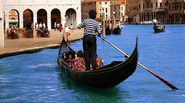 Gondola lướt nhẹ trên dòng kênh