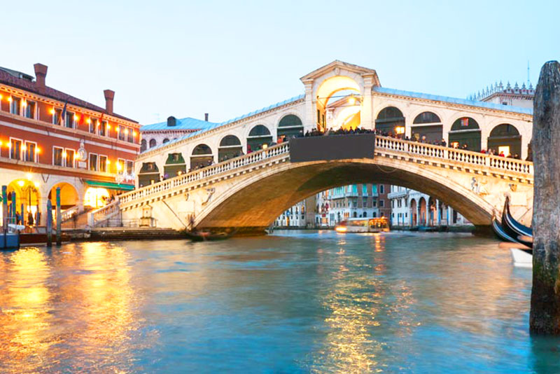 Cầu Rialto với những cửa hàng nhộn nhịp