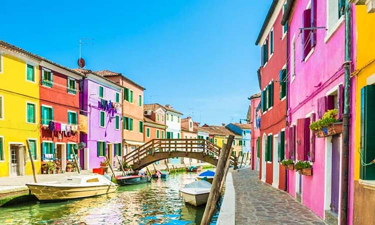 Một góc phố đầy màu sắc ở đảo Burano
