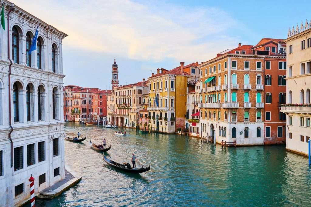 Khung cảnh hoàng hôn lãng mạn trên kênh đào Venice