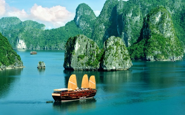 Vịnh Hạ Long với những đảo đá vôi hùng vĩ giữa làn nước xanh biếc