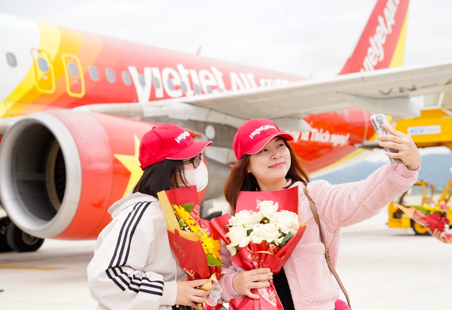 Những hành khách đầu tiên trải nghiệm hành trình bay giữa Hà Nội và Điện Biên của Vietjet. Ảnh: Quang Nguyễn