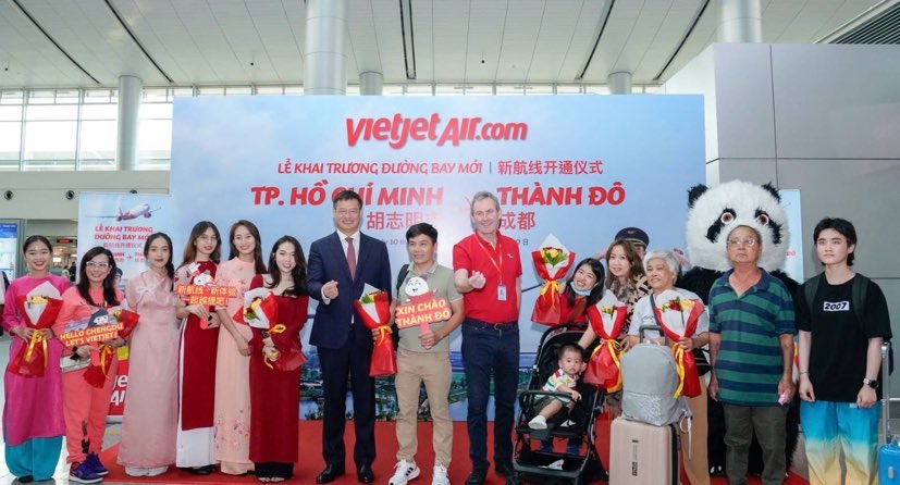 Những hành khách trên chuyến bay khai trương TP HCM và Thành Đô được lãnh đạo Vietjet chào đón và chúc mừng năm mới. Ảnh: Tài Nguyễn