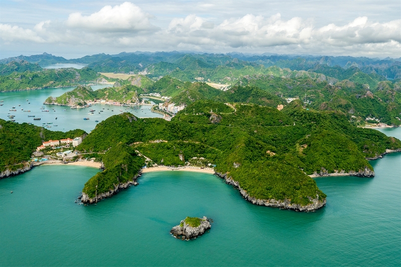 Bãi biển hoang sơ với cát trắng và nước trong xanh ở Cát Bà