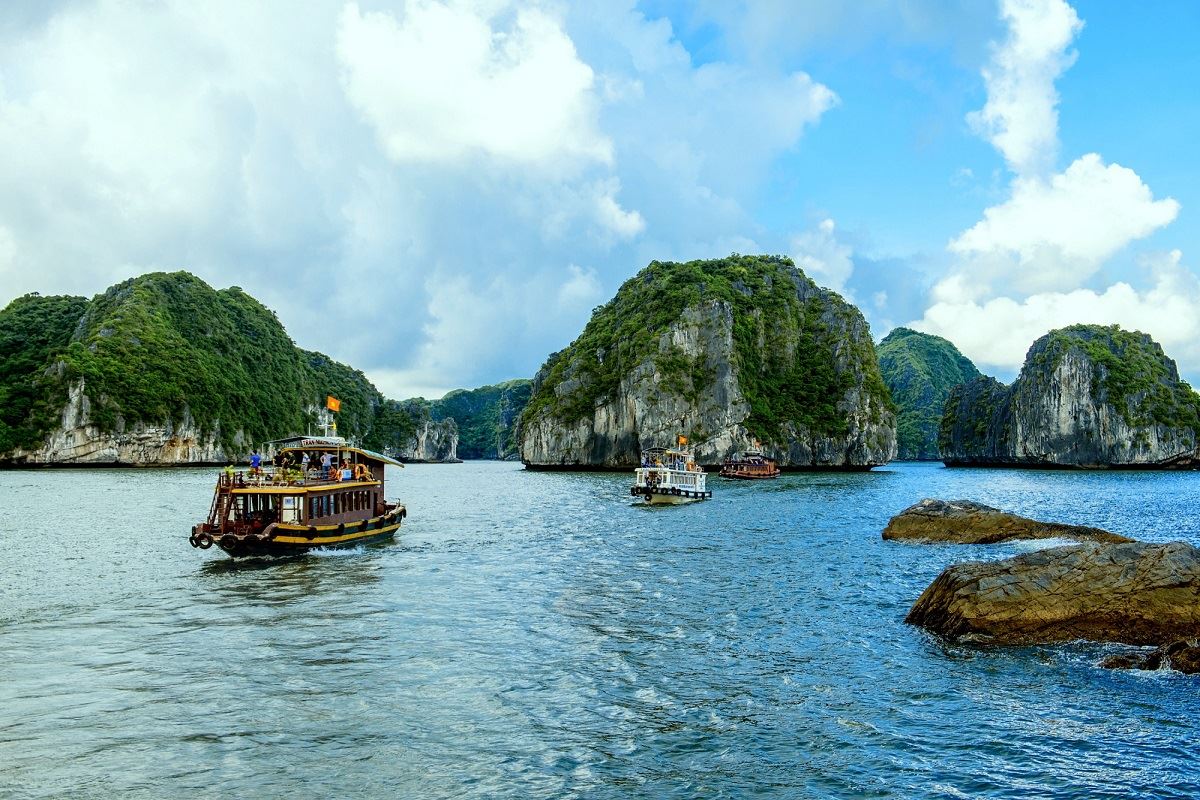 Đảo Vạn Bội với làn nước trong xanh