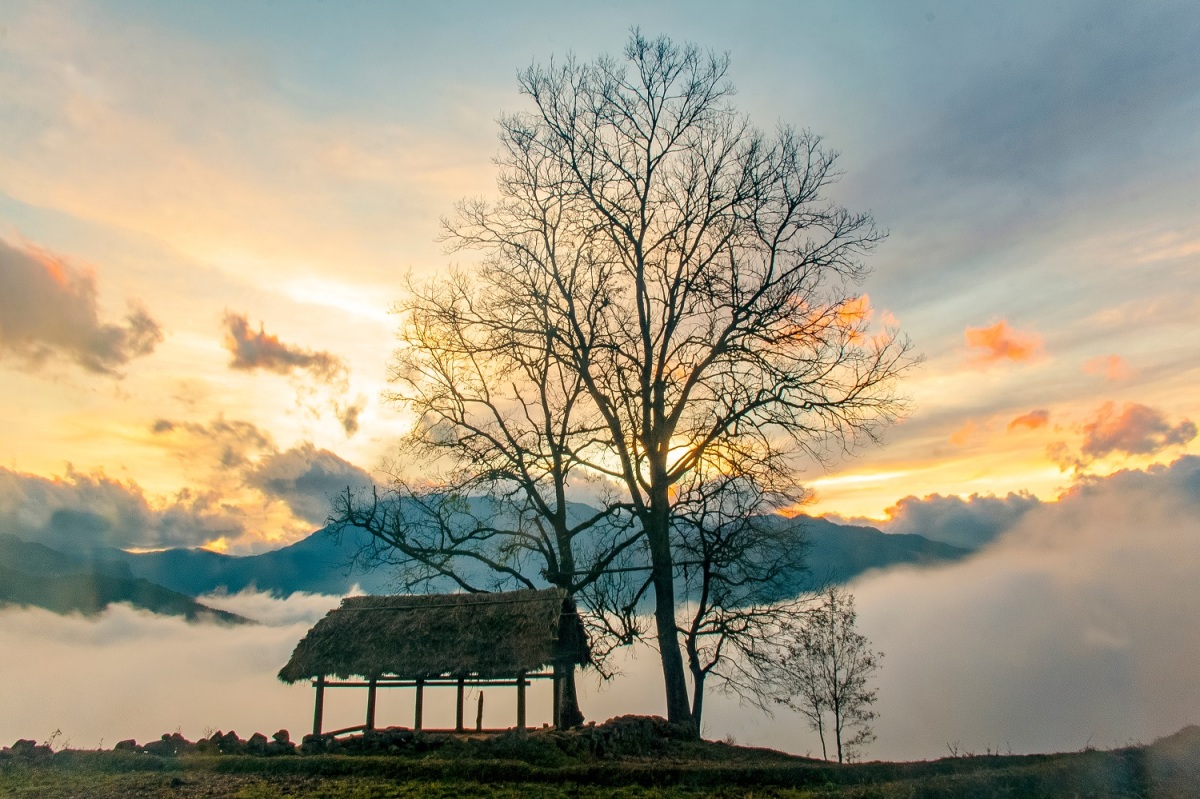 Toàn cảnh Y Tý mờ sương và núi non hùng vĩ