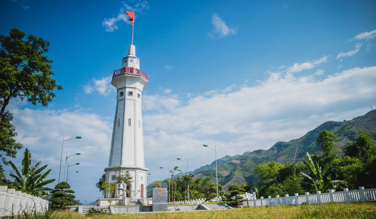 Cột cờ Lũng Pô hiên ngang bên dòng sông Hồng